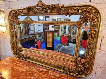 milic namestaj ugaone garniture: Barokno ogledalo u pozlati,ukrašeno izrezbarenim cvetnim motivima i