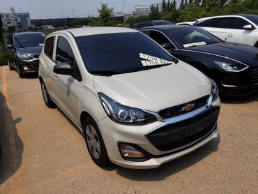 чехлы на степ: Хэтчбек Chevrolet Spark светлого оттенка, идеально подходящий для