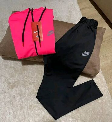 original nike tech fleece: 2800 din
Nike trenerke 
S m l xl xxl
hc