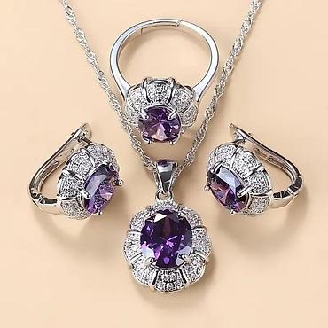 Ostali nakit: Lanac sa priveskom,minđuše i prsten (podesiv)
Cena:1900din — 3