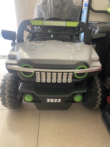 авто колесо: Uşaq üçün elektrikli off-road maşın - Rəng: boz/qara, yaşıl aksentli
