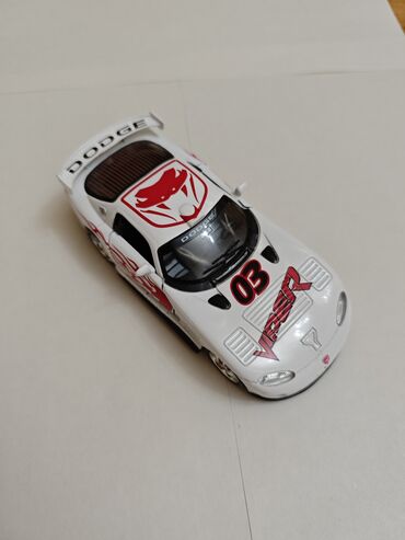 Digər kolleksiyalar: Ağ rəngli diecast "Dodge Viper" modeli, qırmızı ilan emblemi və