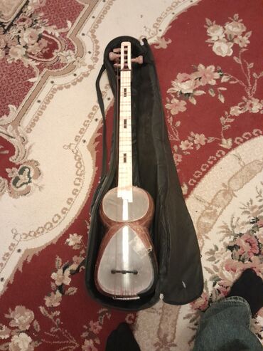 Pianolar: Tar – Azərbaycan milli simli çalğı aləti - Korpusu: klassik iki