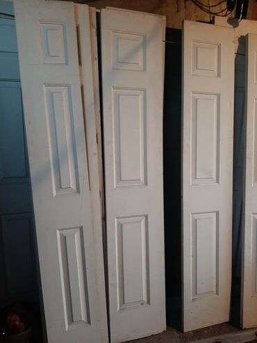межкомнатных дверей: Дверные полотна 30×2000 и 55×2000. Всего около 40 штук. 750 сомов