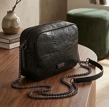torba michael kors: Crna ženska torbica modernog i elegantnog izgleda, sa reljefnom — 1