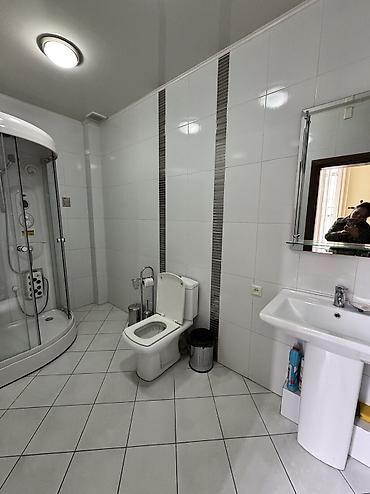 Аренда офисов: Сдаю Офис целиком: 300 м², В жилом комплексе, С ремонтом, Первая линия, С отдельным входом, С отдельным санузлом — 30