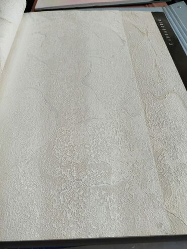 kafel metlax 2020: Ağ-bej tonlarında teksturalı divar kağızı - Dizayn: Təbii daş/suvaq