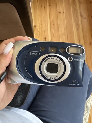rəqəmsal fotokameralar: Jenoptik JC 23 rəqəmsal fotoaparatı. Biotar zoom obyektivi ilə təchiz