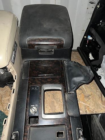 200: Toyota Land Cruiser 200 год 2011 центральный подлокотник в сборе — 2