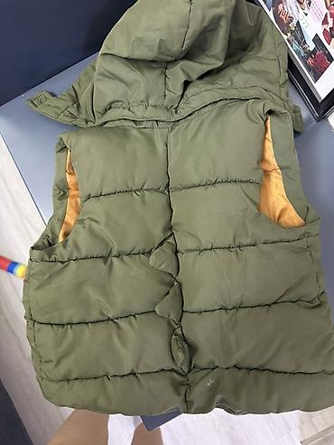 Üst geyimləri: H&M uşaq qolsuz şişmə jilet - Ölçü: EUR 86 / US 18M (12–18 ay — 3