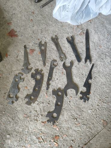 Наборы инструментов: Инструменты советские - молотки по 200 сом; ножницы по металлу большие — 8