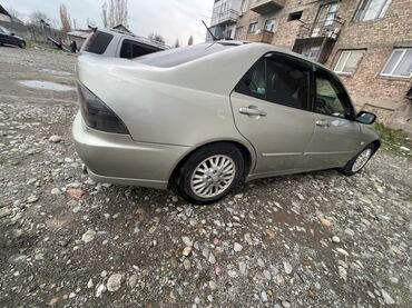 runx alex: Автомобиль Toyota Altezza, представленный в кузове седан, отличается