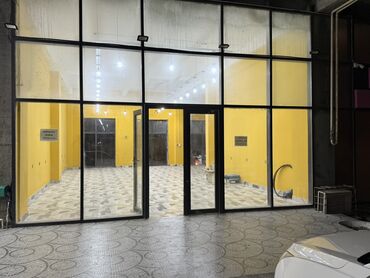 xacmaz kiraye: Geniş və işıqlı kommersiya sahəsi icarəyə verilir. Sarı rəngli