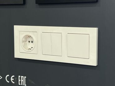 меняю на 07: Комплект электроустановочных изделий в единой рамке (4 поста)