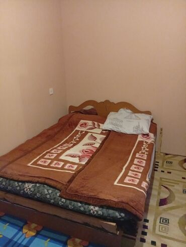 Otaqların günlük kirayəsi: 3 otaqlı həyət evi - Kiçik, qapalı həyətyanı sahəsi və dəmir hasar - — 6