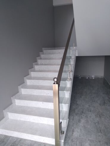 Ofislər: Azadllq metro st çıxışında 1) 7 otaqlı yeni binanın 2 ci mərtəbəsində — 7