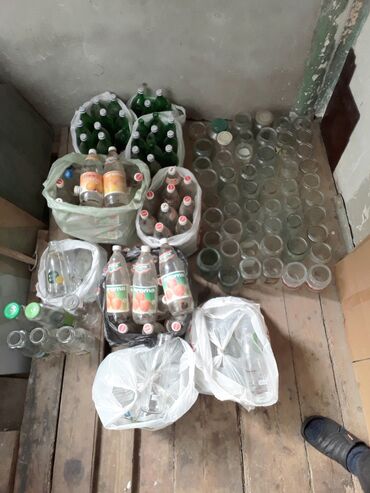 banka bagliyan: Hamısı bir yerdə satılır 10 manata.Evdə yer tutur. Bankalar və
