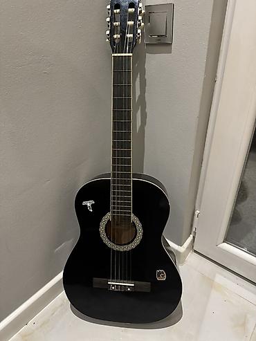 gitara klasik: QTE klassik gitara – qara rəng - Korpus: klassik forma, parlaq qara — 1