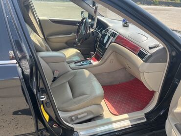 Lexus: Lexus ES 300 modeli. Klassik sedan dizaynı və dörd qapılı korpusu ilə — 12