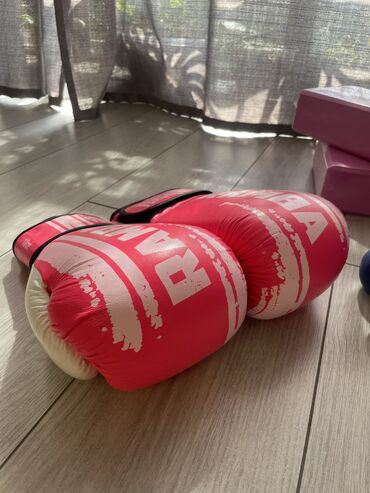 фудболный перчатки: Боксерские перчатки новые, розовые 10oz - Самовывоз Все в отличном
