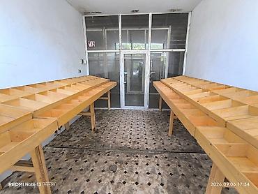 Полочные витрины: Məzmunlu taxta vitrin/raf masaları - Məhsul: Mağaza üçün bölməli — 4