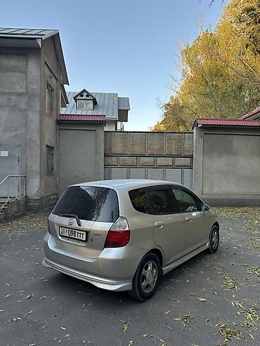 camry 2005: Honda Fit: 2002 г., 1.3 л, Автомат, Бензин, Хэтчбэк — 5