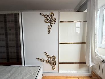Ağ rəngli sürgülü qapılı şkaf - Dizayn: Parlaq ağ ön panel, biri — 1