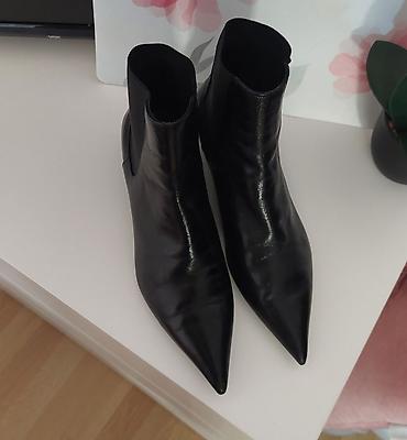 bona obuca: Crne ženske ankle čizme sa špicastim vrhom i niskom kitten štiklom. - — 4