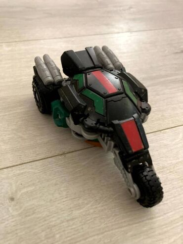 farma set igracke: TMNT Transformers rafaelo

Transformise se iz motora u nindza kornjacu