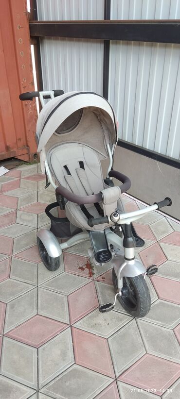 коляска для ребёнка: Коляска, цвет - Серебристый, Б/у