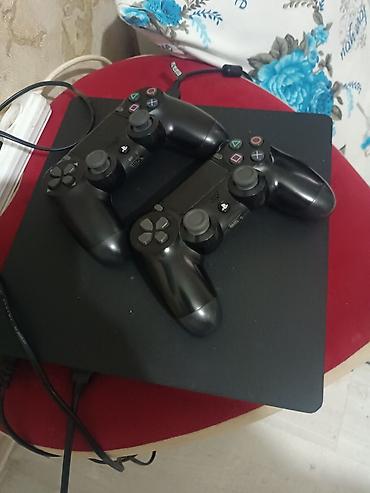 pse 4: PlayStation 4 Slim konsolu + 2 ədəd DualShock 4 oyun pultu — 1