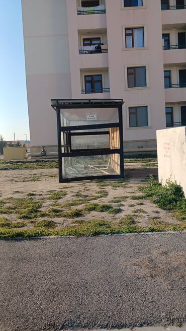 Окна: Kiosk tecili satilir . olculerii. 2 m ×4m. hunduru 2.3m >2 m 6