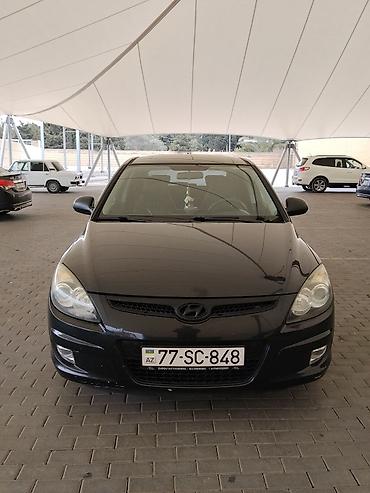 i30: Hyundai i30 hatchback, qara rəng, 5 qapı. Əsas xüsusiyyətlər: - — 1