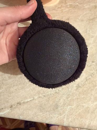 tuklu geyim: Qara rəngli isti qulaqlıq (earmuff) - Material: yumşaq, tüklü parça — 2