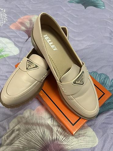 dəri plaşlar: Qadın loaferləri – krem rəng - Brend yazısı: “FELLET” (daxili — 2
