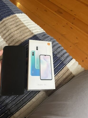 экран: Xiaomi Redmi 9A modeli, rəngli qutusu ilə birlikdə təqdim olunur. Bu