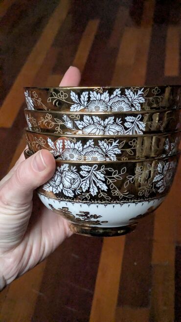 набор кляч: Набор посуды из тонкого фарфора. 1) 4 пиалы с богатой золотистой