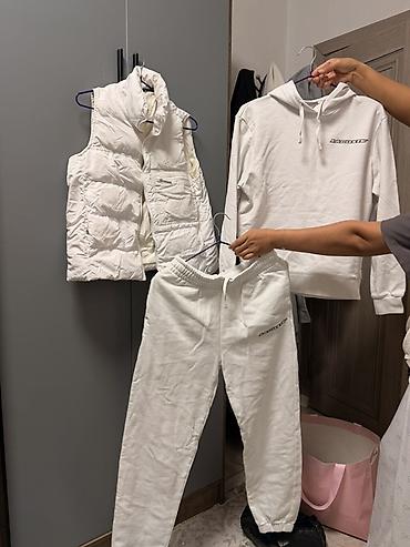 Белый комплект Lacoste — тройка: - пуховый жилет с высоким воротником