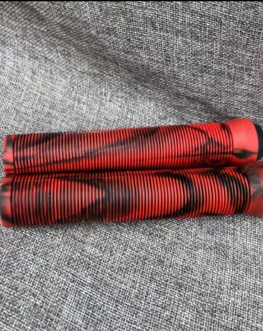 Velosiped sükan qulpları qırmızı və qara rənglərin qarışığından