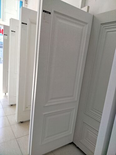 Ağ rəngli, müasir üslubda hazırlanmış qapı. Bu qapı iki panelli