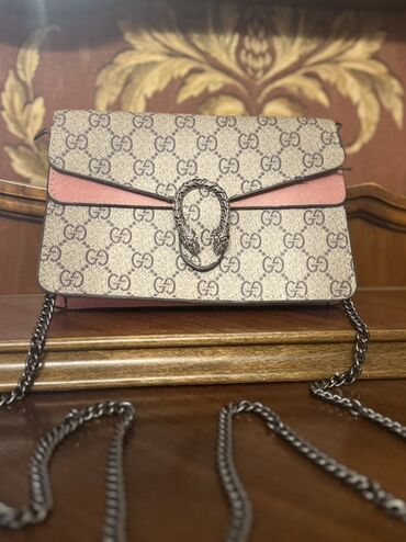 Çantalar: Gucci-nin zərif dizaynı ilə çanta. Bej rəngli loqo naxışları və