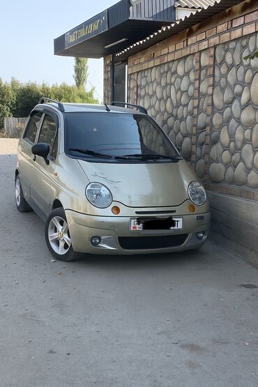 каропка матиз 2: Хэтчбек Daewoo Matiz Best золотистого цвета с компактным пятидверным