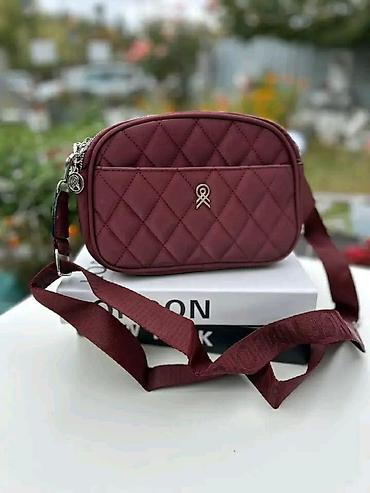 guess mala crna torbica: Ženska crossbody torba sa prošivenim (kockastim) dezenom - Kompaktna — 1