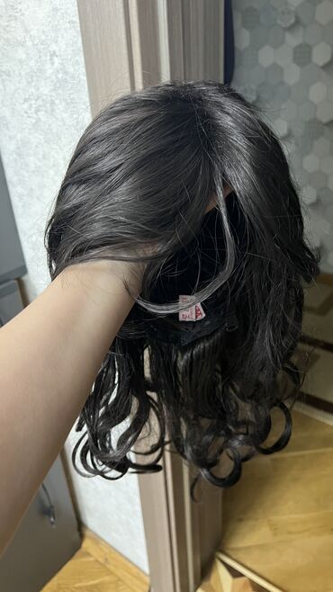 Təbii saçlar, pariklər: Salon malları toplu. 2 ədəd şinyon, 1 ədəd parik, 2 ədəd broşkalı saç — 6