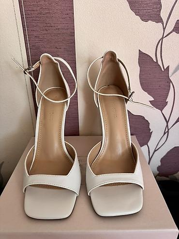 Basanoşka və səndəllər: Ölçü: 38, rəng - Ağ, Yeni — 1