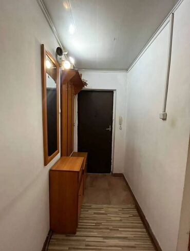 3 микрорайоне: 3 комнаты, 58 м², 104 серия, 1 этаж, Старый ремонт