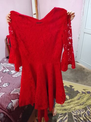 Paltolar: Qırmızı dəbdə olan krujeva don - Parça: Tam krujeva (güllü naxışlı)