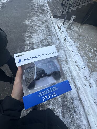 PS4 (Sony PlayStation 4): Продаю плейстейшен4 слим На 500 гб с двумя джойстиками новые Есть