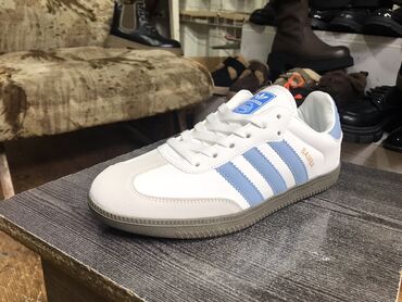 Кроссовки и спортивная обувь: Кроссовки Adidas Samba - Классическая модель с фирменными тремя