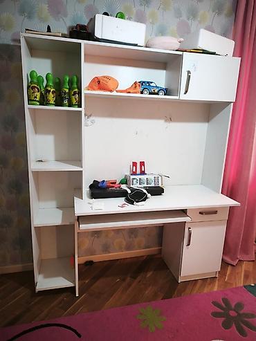 qiz şekileri: Ağ rəngli uşaq/şagird iş masası və üst dolablı rəf sistemi — 1